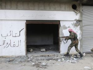 تخوض القوات النظامية معارك لاستعادة قرى سيطر عليها المعارضون