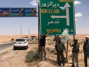 منشورات يتردد أن التحالف الدولي ألقاها لتحذير الجيش السوري والقوات الرديفة من التقدم باتجاه "التنف"