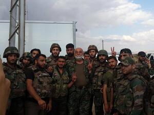 مجموعة من جنود الجيش السوري والذين نفذوا عملية تحرير المحاصرين في "جسر الشغور"