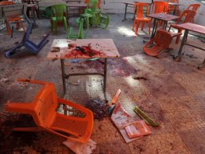 صورة تظهر الدماء في كفتيريا كلية الهندسة بجامعة دمشق حيث وقعت القذائف/ا.ف.ب