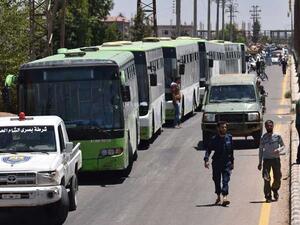 مئات المقاتلين وعدد من أفراد عائلاتهم استقلوا 15 حافل