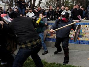 صدامات بين أنصار الرئيس الأمريكي دونالد ترامب ومعارضيه