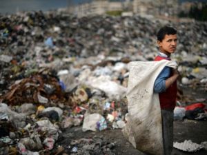 طفل سوري يبحث عن مواد قابلة للبيع والتدوير في مكب نفايات في حلب/أ.ف.ب