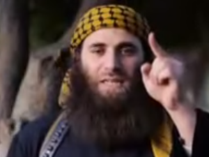 أحد المتحدثين في شريط الفيديو