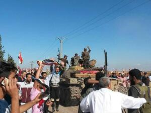 الأهالي يستقبلون الجيش السوري عقب المصالحات في ريف درعا الشرقي