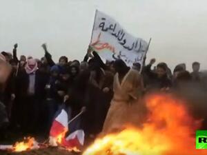  المحتجون يحرقون العلم الأمريكي في حركة احتجاجية على التواجد الأجنبي