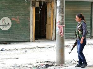 مقاتلة من المعارضة الكوردية في حلب/أ.ف.ب