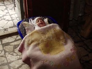 طفلة حديثة الولادة عثر عليها في احد شوارع حلب/أ.ف.ب