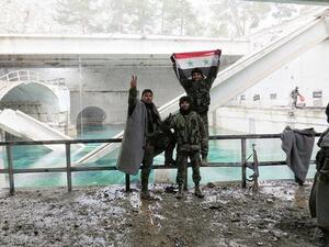 جنود من الجيش السوري في نبع الفيجة بوادي بردى في ريف دمشق الغربي