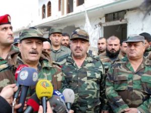  وزير الدفاع السوري يزور وحدات للجيش الى الشرق من مدينة حمص 