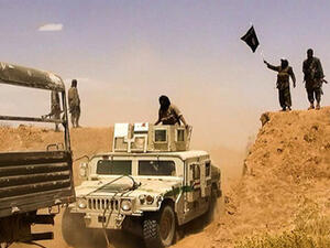 نظّم تنظيم “الدولة الإسلامية” عرضاً عسكرياً ضخماً بمدينة الرقة المعقل الرئيس له في سوريا