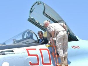 الأسد يجلس في قمرة قيادة مقاتلة من طراز "سو"