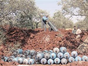 مقاتلون من المعارضة المسلحة لحظة قصفهم لبلدتي كفريا والفوعة في ريف ادلب