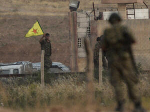 مقاتلون من "قوات سوريا الديمقراطية" في مدينة الطبقة بريف الرقة