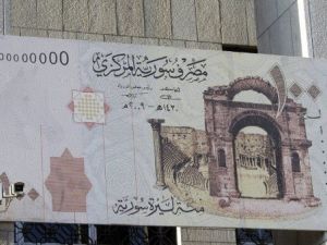 مشروع قانون يقضي بتجريم كل من يتعامل بغير الليرة السورية