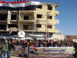 حشد من أهالي "المعضمية" يستقبلون محافظ ريف دمشق