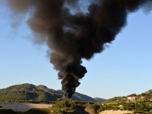 دخان يتصاعد بعد قصف القوات النظامية لمواقع في جبل التركمان شمال سوريا/أ.ف.ب