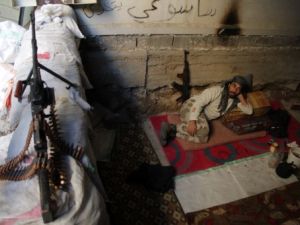 مقاتل من المعارضة في استراحة بدير الزور/أ.ف.ب