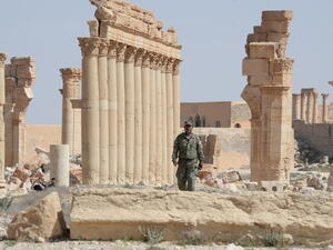 جندي سوري بين آثار مدينة تدمر 