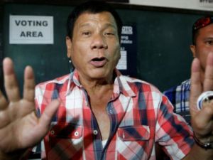 رئيس الفيليبين يتعهد قتل المجرمين ويلغي زيارة الفاتيكان للاعتذار للبابا
