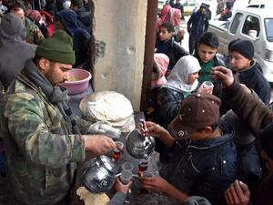 30 ألف شخص يتلقون المساعدات بعد أن فروا من منطقة شرق حلب المحاصرة