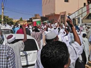 متظاهرون سودانيون