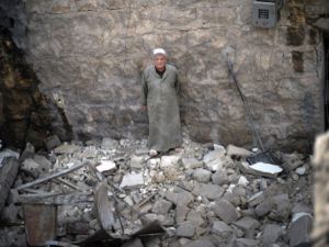 سوري في انقاض منزله المدمر/أ.ف.ب