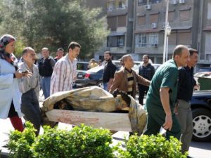 مسعفون ينقلون احد ضحايا التفجير الذي استهدف رئيس الوزراء في دمشق/أ.ف.ب