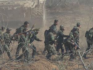 جنود من الجيش السوري في محيط خان طومان جنوبي حلب