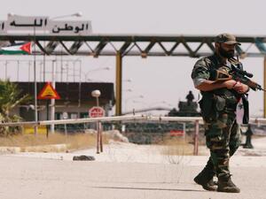 جندي سوري يقف داخل معبر نصيب الحدودي