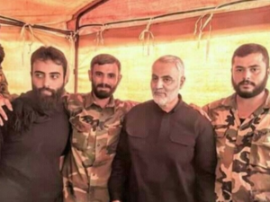 اللواء قاسم سليماني، برفقة عدد من الجنود