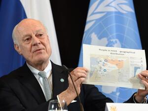 UN Special Envoy for Syria Staffan de Mistura holds up a map of Syria during a news conference after the International Syria Support Group (ISSG) meeting in Munich, Germany, on Feb. 12, 2016. (AFP/Christof Stache)