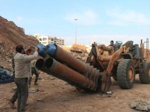 Syrian opposition fighters load a home-made rocket launcher in the northern Syrian city of Aleppo on December 2, 2015 (AFP Photo/Ismail Abdulrahman) 