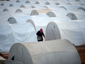 مخيم للمهجرين السوريين داخل وطنهم في معبر السلام على الحدود مع تركيا/أ.ف.ب