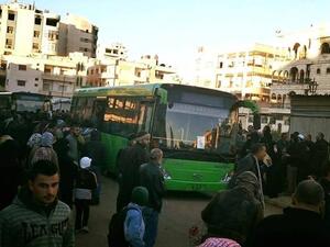 الحافلات تدخل حي الوعر في حمص لنقل المسلحين وعائلاتهم