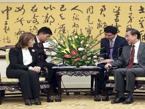 وزير خارجية الصين "وانغ يي" وبثينة شعبان مستشارة الرئيس السوري بشار الأسد