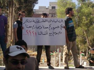 فلسطينيون في مخيم اليرموك يحتجون على صمت القيادات الفلسطينية على حصارهم/ارشيف