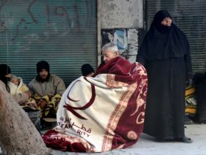 Syrians wait to leave a rebel-held area of Aleppo as buses evacuated rebel fighters and their families from rebel-held neighbourhoods December 15, 2016. (AFP/Thaer Mohammed) 