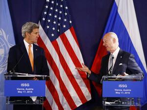 US Secretary of State John Kerry and UN Special envoy for Syria Staffan de Mistura address a joint press conference in Vienna, Austria, on May 17, 2016. (AFP/Leonhard Foeger)