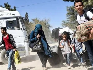 Syrian refugees walk on their way back to the Syrian city of Jarabulu. (AFP/Bulent Kilic)