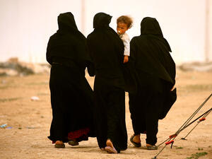Syrian women who fled from Daesh-controlled parts of Syria at the al-Mabrouka camp on the Turkish border, April 23 2017. (AFP/Delil Souleiman)