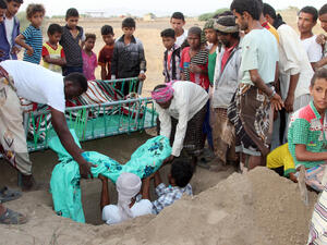 Yemenis bury the body of a child who died from malnutrition in Hodeidah, May 2 2017. (AFP/stringer)