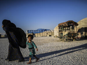A displaced Syrian child and her mother, who fled the countryside surrounding the Islamic State (IS) group's stronghold of Raqa. (AFP) 