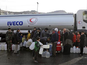 People wait to fill plastic containers with water provided by the Syrian Arab Red Crescent in Damascus, Syria, January 10, 2017. (AFP)