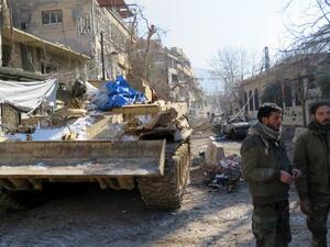 Pro-Syrian regime fighters patrol around the area of the Ain al-Fijeh water pumping station, in the countryside of Damascus, on January 29, 2017. (AFP/File) 