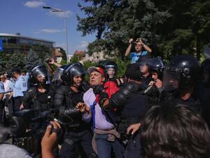 People Clashes with Police as Anti-Government Protest in Bucharest Turned Violent (Twitter)