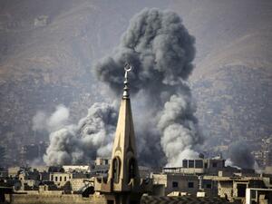 Smoke rises following a reported air strike on the rebel-held besieged town of Arbin, in the Eastern Ghouta region on the outskirts of Damascus, Nov. 23 2017 (Amer Almohibany/AFP)