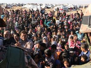 Syrian refugees waiting to cross the Jordanian border, 14 January 2016. (AFP)