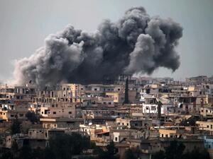 Smoke billows following reported air strikes on a rebel-held area in the southern city of Daraa, on March 16, 2017. (AFP/Mohamad Abazeed)