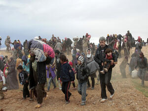 لاجئون سوريون يعبرون الحدود نحو تركيا